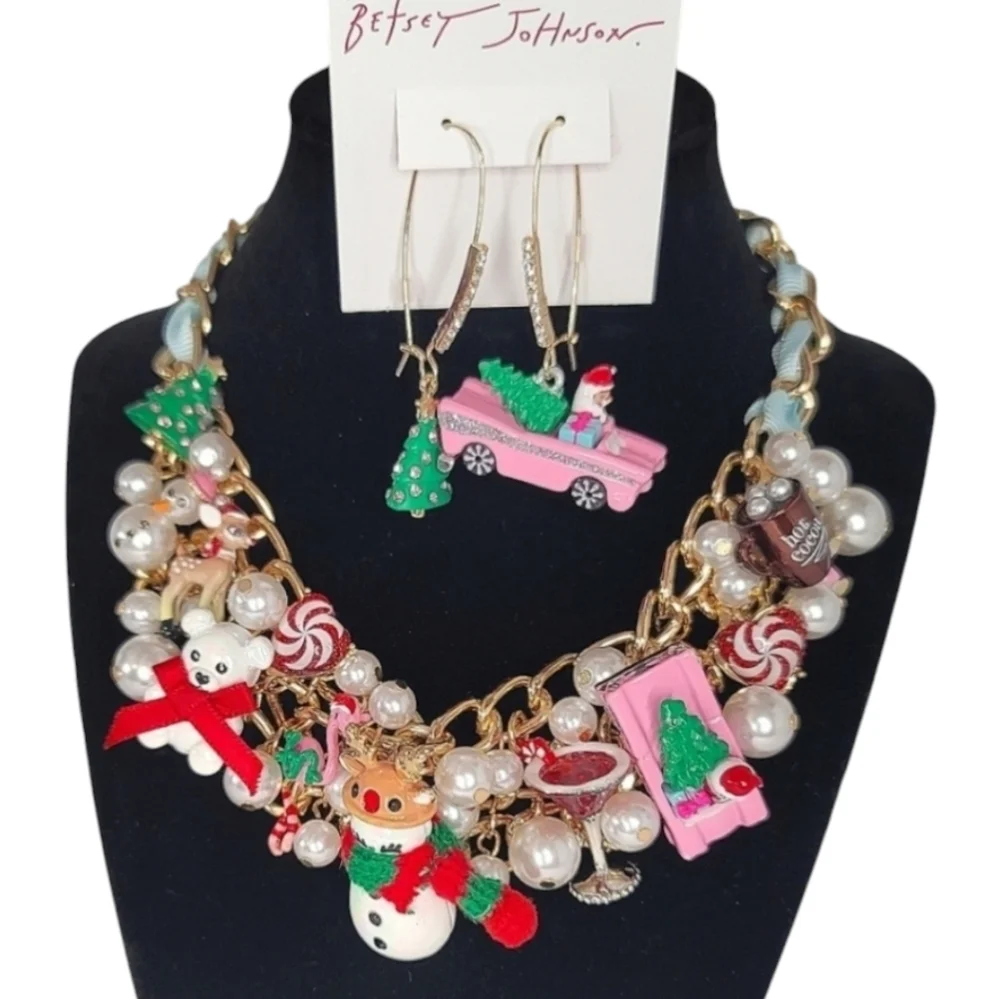 ❄️ Betsey Johnson Christmas necklace and matching earrings set ❄️